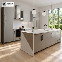 Meuble de cuisine sur mesure avec îlot, portes contemporaines en stratifié et tiroirs à fermeture amortie, structure en panneaux de particules
