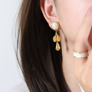 Boucles d'oreilles pendantes en métal avec fleur en acier inoxydable vintage, breloque de tempérament en perle imitation dorée élégante - Product Image 2