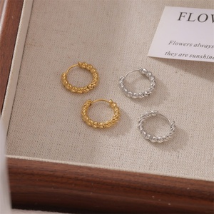 Boucles d'oreilles créoles torsadées en or 18 carats, non-ternissables, pour la vente en gros - Product Image 4