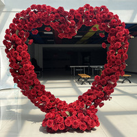 Arche de fleurs artificielles en forme de cœur avec roses rouges pour demande en mariage