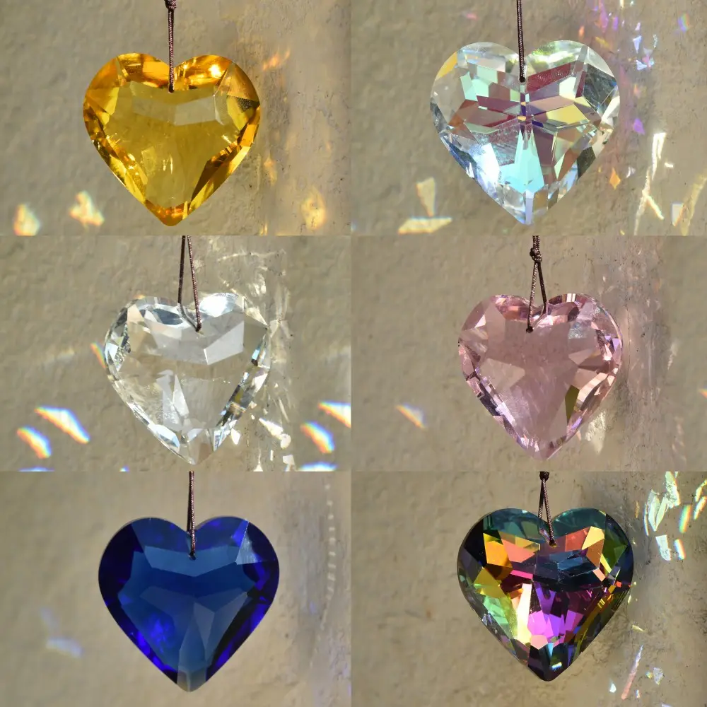 थोक रंगीन क्रिस्टल दिल के आकार के पेंडर के 9 ग्लास प्यार प्रिज्म और इंटीरियर सजावट के लिए