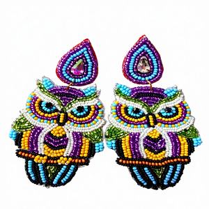 Pendientes de búho con cuentas hechos a mano por Crunchy Fashion - Joyería animal bohemia única para mujer - Pendientes colgantes de cuentas de semillas de moda - Product Image 1