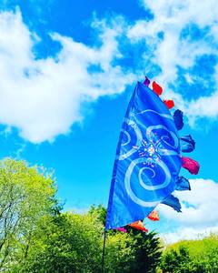 Nhà Máy Khuyến Mãi 100% Polyester Ngoài Trời Trang Trí Đầy Màu Sắc Biểu Ngữ Tùy Chỉnh Lễ Hội Cờ Tùy Chỉnh Kích Thước Và Logo - Product Image 3