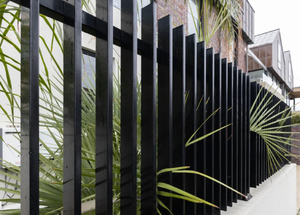 Pannello Privacy per Recinzioni da Giardino in Alluminio Nero con Lame Verticali Anti-Arrampicata Facilmente Installabile - Product Image 3