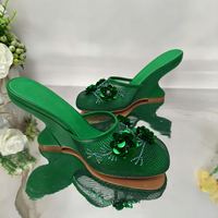 Sandales compensées à bout fermé en résille respirante style créateur 2026 avec motif floral, faible MOQ, livraison rapide pour femmes
