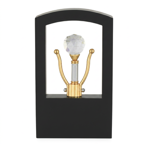 Trofeo metálico Modelo 642 con base dorada, bola de cristal facetada y marco negro. Trofeo metálico con base negra de madera. - Product Image 1