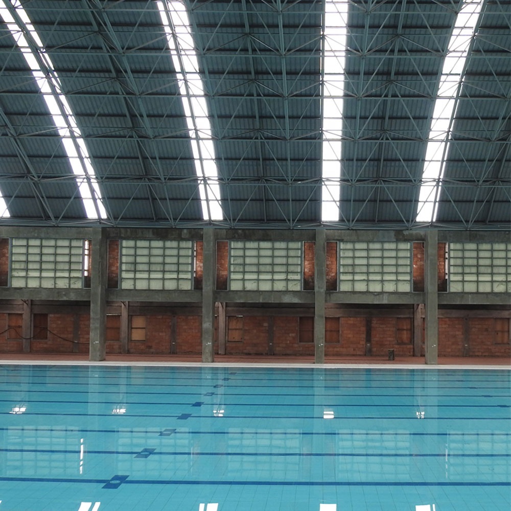Toit incurvé conception structurelle hangar en acier auvent de piscine de toit