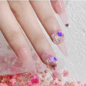 Hochwertige Luxus spitze Unterseite facettierte Glas Kristall Designs Charms Nail Art Dekoration