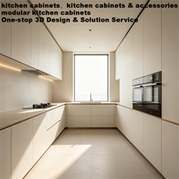 Meubles de cuisine minimalistes sans poignées avec armoire de rangement modulaire en bois et îlot en marbre cascade