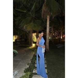 Vestido de noche índigo con intrincado detalle de anillo en la espalda, elegante vestido largo - Product Image 5