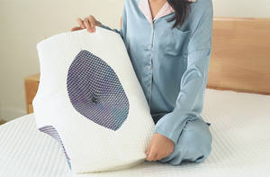 Usine de haute qualité sur mesure en gros <span class=keywords><strong>pas</strong></span> <span class=keywords><strong>cher</strong></span> polyuréthane lit oreiller papillon côté <span class=keywords><strong>dormir</strong></span> <span class=keywords><strong>bulle</strong></span> coton cou oreiller - Product Image 5