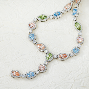 Collier à pendentif en or blanc 18 carats avec diamants multicolores fantaisie, best-seller, pour des bijoux élégants et raffinés, disponible à un prix avantageux - Product Image 2