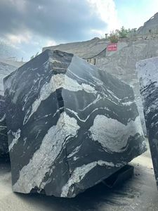 Dalles de pavés de terrasse extérieure en granit noir ondulé argenté naturel avec des veines blanches, finition sablée et flammée - Product Image 3