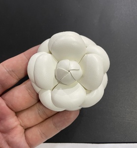 Wang Yibo 6,1 cm Broche de Camelia de cuero dorado completo Elegante ramillete en forma de súper flor fragante pequeña para Fiesta infantil - Product Image 1