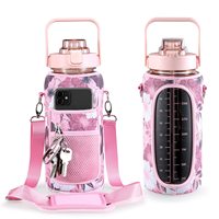 Botol air motivasi olahraga portabel 2000ml, kendi air setengah Gallen dengan sedotan dan lengan pelindung