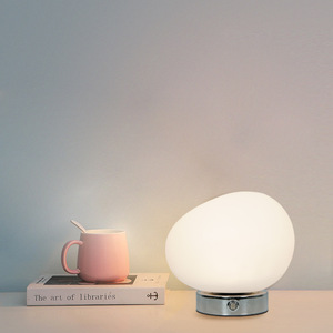 Lámpara de Mesa Creativa Italiana con Forma de Huevo de Ganso LED para Decoración de Sala de Estar, Dormitorio y Oficina con Diseño de Guijarros - Product Image 1