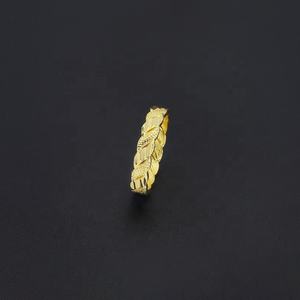 Vente en gros de nouvelles bagues en laiton plaqué or pour femmes, forme de fleur classique, pour les fêtes et les fiançailles - Product Image 5