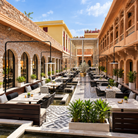 Meubles de restaurant d'extérieur sur mesure : tables de patio, chaises et canapés banquette