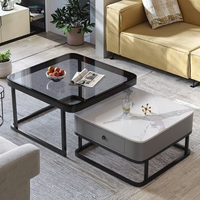 Petit appartement moderne, salon, table basse, thé, verre carré artistique haut de gamme avec dalle de roche lumineuse, style panneau de bois de luxe