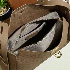 Sac à bandoulière en cuir de créateur de qualité supérieure pour femmes, avec fermeture sécurisée et design tendance, disponible à la vente - Product Image 3