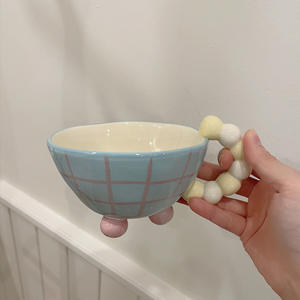 रचनात्मक फैशन बीड्स हाथ से चित्रित सिरेमिक कप एक व्यक्तिगत या जोड़े उपहार के रूप में जोड़े के लिए हाथ से बने पानी के कप - Product Image 1