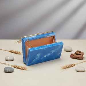 Pochette en résine faite à la main colorée pour femmes avec une construction durable, un design léger et tendance - Product Image 1