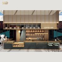 Conception d'intérieur de bar à café tout-en-un : comptoir en terrazzo noir, auvent en maille dorée, vitrine à pâtisserie, étagère arrière, poste de travail barista