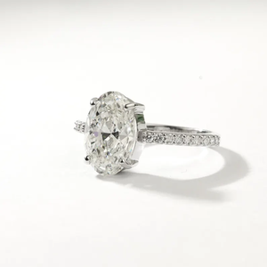 Anillo de Compromiso de Diamante Cultivado en Laboratorio con Corte Ovalado de 2-4 Quilates, Certificado, en Oro Sólido, con Engaste de Media Eternidad - Product Image 4