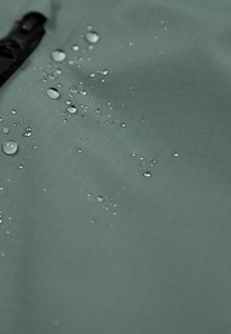 Veste imperméable coupe-vent respirante à coque rigide personnalisée, capuche réglable, fermeture éclair YKK, veste de pluie avec poche poitrine, poignets à velcro - Product Image 4