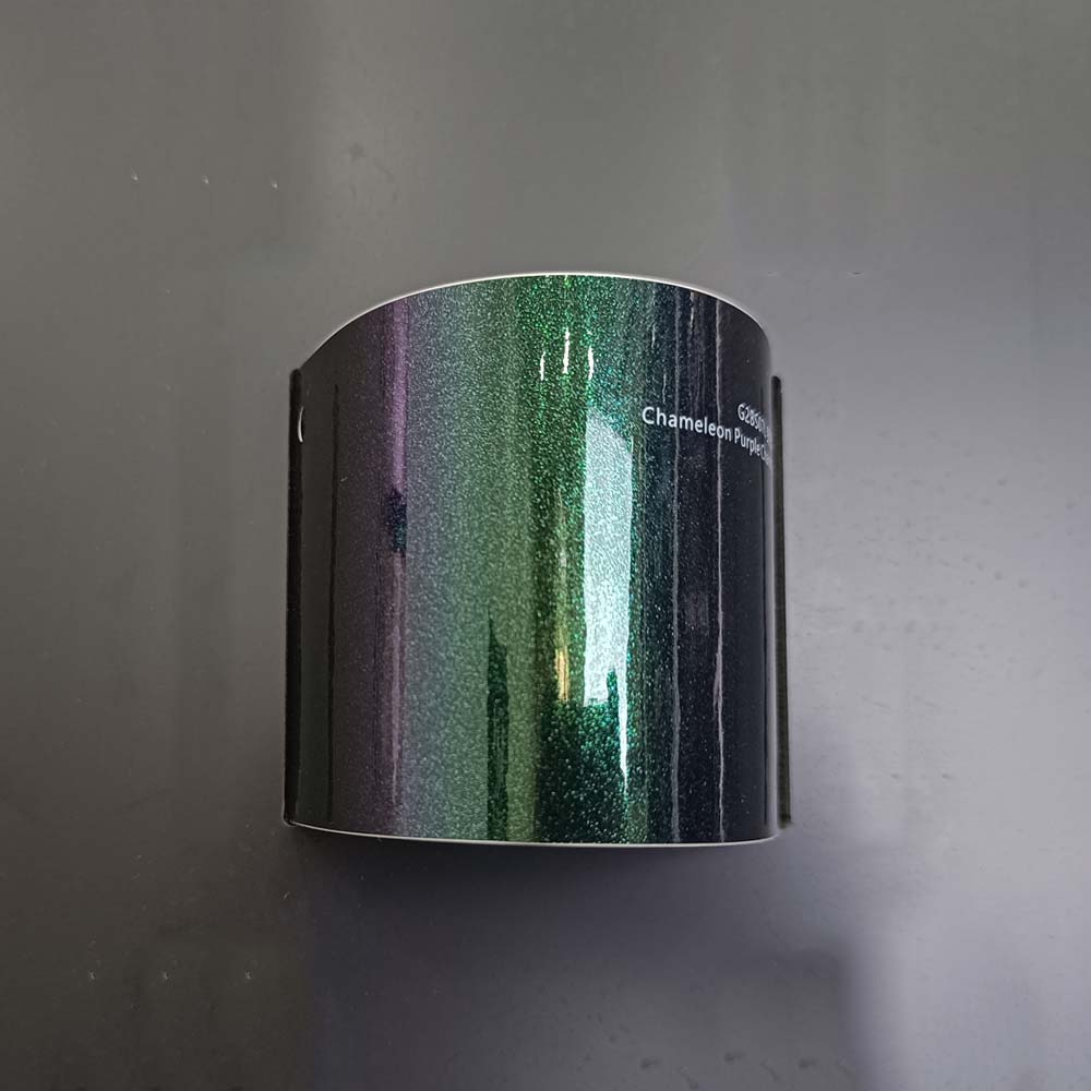Violet Tourner au vert
