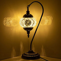 Lampe de table en mosaïque de verre en forme de cygne turc, fabriquée à la main à Marrakech