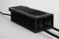 Chargeur de batterie LiFePO4 étanche XP80 IP67 DC 29.2V 25A 800W avec PFC actif intégré pour véhicules électriques et machines de lavage de sols