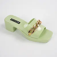 Sandali eleganti da donna a prezzo diretto di fabbrica pantofole Slip in gelatina con catena in oro personalizzate altezza crescente tacchi quadrati di moda