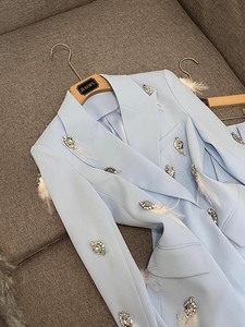 Completo da Ufficio Elegante da Donna di Alta Qualità con Blazer a Maniche Lunghe con Rever Classico Decorato con Perline e Piume e <span class=keywords><strong>Pantaloni</strong></span> Leggermente Svasati Due Pezzi - Product Image 6