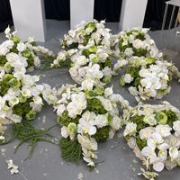 Boule de fleurs artificielle blanche et verte haut de gamme personnalisable, faite à la main, pour centre de table, idéale pour la décoration d'événements de mariage en extérieur