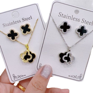 Ensemble de bijoux de créateur pour femmes de haute qualité, accessoires en acier inoxydable plaqué or 18 carats, collier avec pendentif lettre C et boucles d'oreilles - Product Image 5