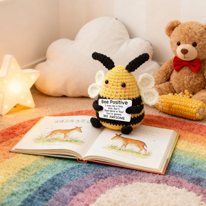 Peluche Bee Positive Pun Plush : Cadeaux pour le moral de l'équipe et la préparation aux examens pour collègues et étudiants, Décoration de bureau joyeuse, Poupée en crochet - Product Image 3
