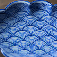 Service de table en céramique à motif Seigaiha traditionnel, forme de pétale, motif vague bleu indigo, assiette et bol en porcelaine pour la cuisine japonaise