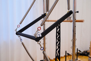 <span class=keywords><strong>Lit</strong></span> en chêne réglable portable personnalisé pour studio de Pilates Tour de reconstruction de Pilates en bois Caractéristique de l'avion volant en plein air - Product Image 2
