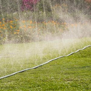Manguera de riego por aspersión, camas de jardín, ahorro de agua, niebla de goteo para césped, manguera de riego con estacas para manguera - Product Image 5