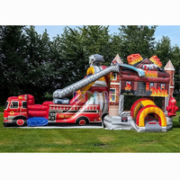 Château gonflable combiné avec toboggan aquatique sur le thème des camions de pompiers pour les événements estivaux