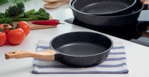 Sartén antiadherente para freír con mango de madera, sartén de aluminio OEM, venta al por mayor - Product Image 4