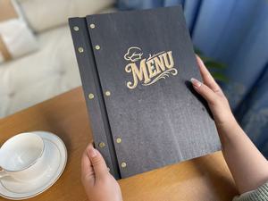 Neue Retro-Speisekartenhülle aus schwarzem Sperrholz mit geschnitztem 'Menu'-Logo, Kupfernägeln und Lederbefestigung für Restaurant- und Café-Speisekarten - Product Image 3