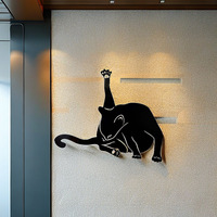 Décoration murale en fer forgé noir, motif chat de dessin animé personnalisé, artisanat en fonte, ornement suspendu pour chambre et bureau, design chat sur rideaux