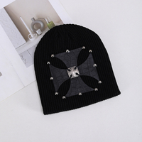 Bonnet tricoté souple avec patch rivet croix de fer, personnalisable, vente en gros, fournisseur OEM ODM, 216 couleurs, extensible, unisexe, nouveau modèle homme femme, tendance