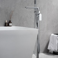 Robinet de baignoire autoportant moderne en laiton à 3 trous, avec bec cascade ovale, eau chaude et froide, et douchette à main fine