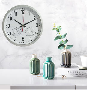 Cadeau de décoration pour la maison Design simple Horloge murale ronde en plastique de 14 pouces avec température et humidité - Product Image 5