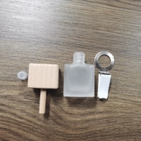 Bouteille Dépolie de 8 ml, Désodorisant de Voiture à Clip, Diffuseur de Parfum pour Grille d'Aération, Récipient d'Huile Essentielle, Diffuseur à Bâtonnets en Verre pour Voiture