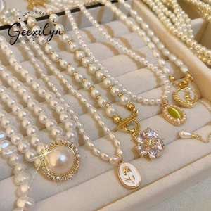 Kalung Rantai Emas Lapis Emas Gaya Retro Prancis Mewah dengan Imitasi Mutiara untuk Wanita, Liontin Hati Bunga Bertabur Kristal - Product Image 1