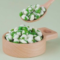 Collation quotidienne riche en protéines, nourriture saine, pois verts grillés enrobés de wasabi blanc